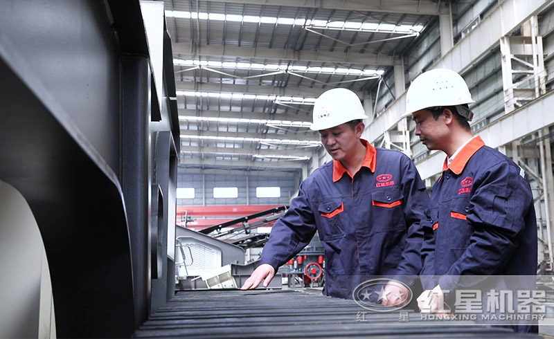 紅星移動式破碎站生產(chǎn)車間一角 紅星移動式破碎站生產(chǎn)車間一角